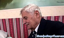 Un homme âgé aime chevaucher une jeune Européenne en position chienne