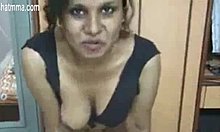 Indická svokra a jej desi učiteľka sexu sa v tomto videu dostávajú do divočiny