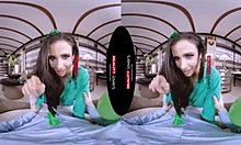 Peitos pequenos e mamilos furados em uma festa de sexo repleta de realidade virtual