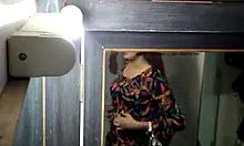 Private selfie-video van Swati Naidus met een grote kont en beha