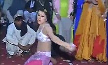 Пакистанские женщины занимаются чувственным танцем в обнаженной позе