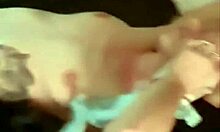 Domáce video krásnej blond manželky s chlpatou kundičkou