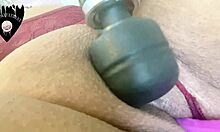 Κοντινό πλάνο των μεγάλων μουνί χειλιών μιας όμορφης BBW που γεμίζουν με ένα dildo