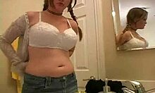 Млада аматерка са великим сисама подстиче своје грудиће у купатилу