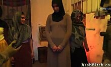 Arabisk offiser får sin tenårings rumpe slikket for første gang