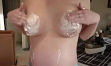 नंगी गर्भवती ब्लोंड लड़की व्हीप्ड क्रीम के साथ खेलती हुई।