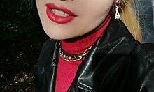 Прелепа плавуша на јавности користи секси говор и црвени руж за усне