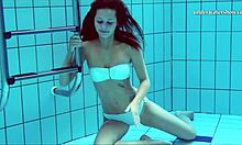 HD видео на Ната Силвас, възбудена унгарска тийнейджърка, която има фетиш за подводно порно