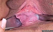 Чешка тийнейджърка показва широката си вагина в близък план