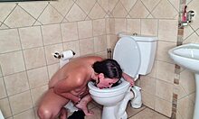 Eine Frau genießt es, sich alleine auf die Toilette zu lecken und zu masturbieren