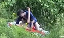 Thuisgemaakte video van een heet amateurmeisje dat in het bos wordt gecremeerd