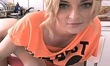 Uma jovem amadora loira masturba-se e faz sexo com ela mesma na webcam