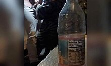 Μια γυναίκα γελάει στο σπιτικό πορνό βίντεο του Gaktrizzys χρησιμοποιώντας ένα μπουκάλι