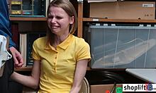 Russisk teenager med små bryster fanget på skjult kamera