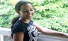 נערה דומיניקנית מקבלת את התחת הקטן שלה נדפק על ידי זין שחור גדול בסרטון בין-גזעי