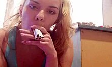 18χρονος ερασιτέχνης καπνίζει 6 κόκκινα Marlboro δημόσια
