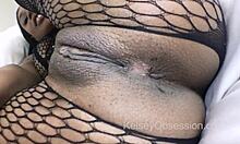 Close-up lubang pantat ketat Bella dalam video selfie telepon