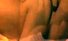 Estrelas pornô posam sensuais em um vídeo quente
