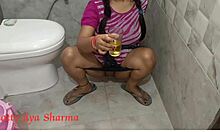 Μια Ινδή γυναίκα δέχεται γλείψιμο και σεξουαλική επαφή σε δημόσια τουαλέτα
