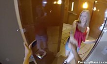 Karla Kush, eine blonde Teenagerin, wird in Doggystyle geprügelt und gefickt