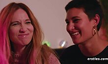 Amatör lesbiskt par njuter av att suga bröstvårtor och fitta