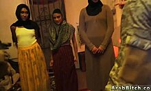 Μικροσκοπική Αραβική μητριά και οι φίλοι της σε ένα σπιτικό βίντεο σεξ