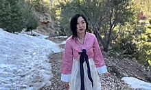 Asyalı kolej kızı Kore ormanında beceriliyor